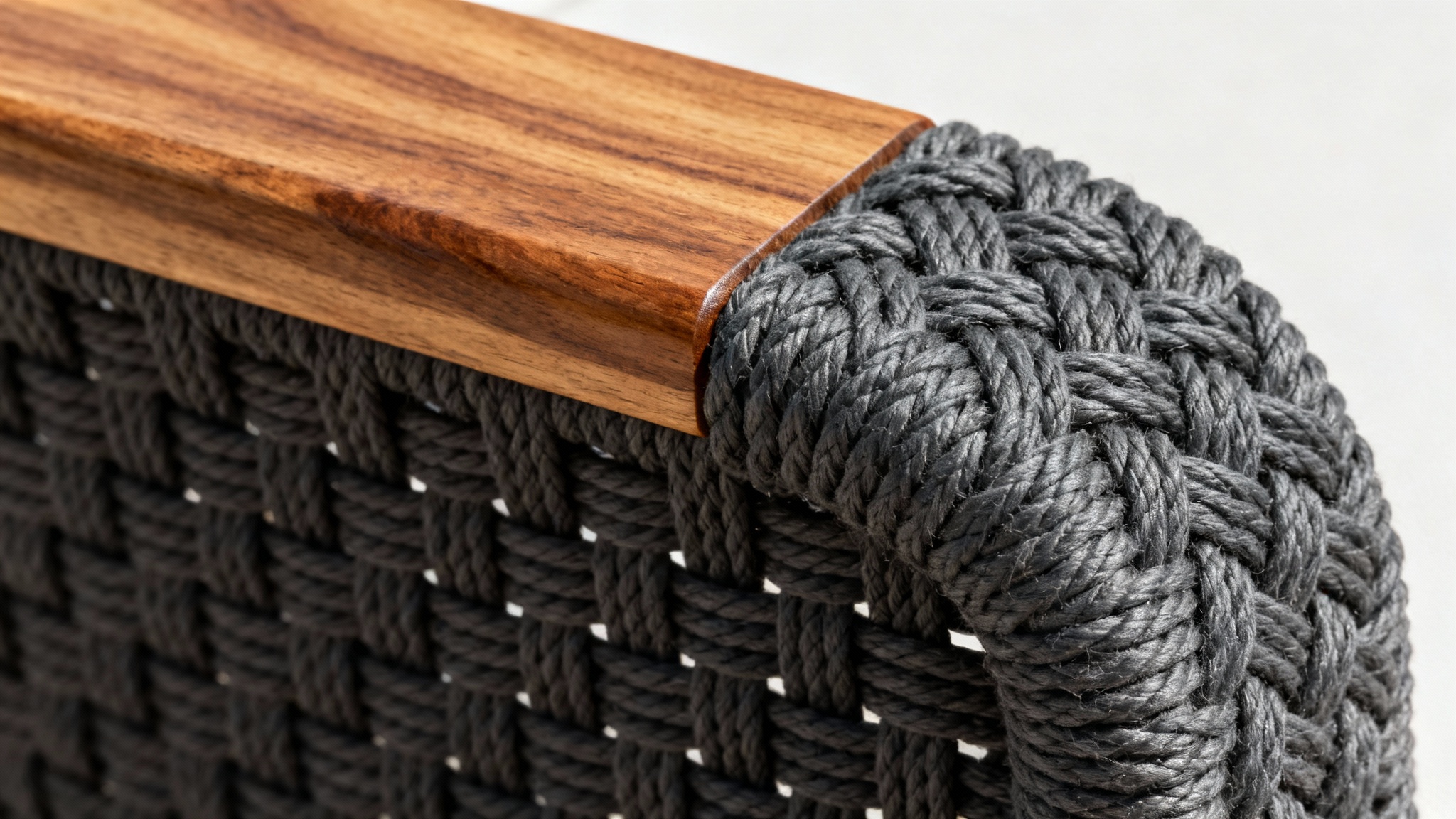 Крупный план плетения Rope на кресле Riva
